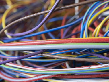 Karışık çok renkli kabloların yakın plan görüntüsü