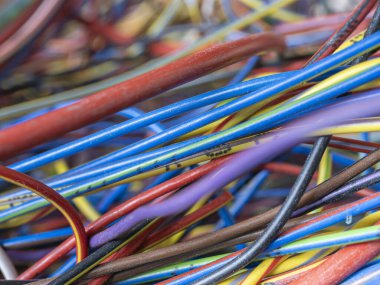 Çok renkli karışık elektrik kablolarının yakın plan çekimi