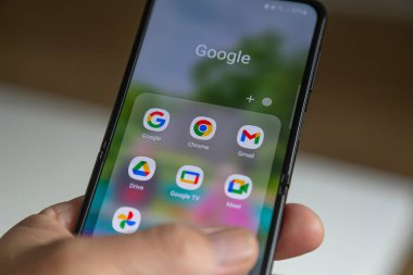 Nijkerk, Hollanda, 9 Eylül 2023: Ekranda Google uygulamaları olan akıllı telefonu tutan bir elin yakın çekimi.