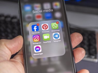 Nijkerk, Hollanda, 9 Eylül 2023: Ekranda sosyal medya simgeleri olan akıllı telefonu tutan bir elin yakın çekimi.