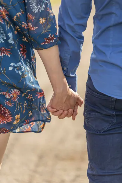 Parkta el ele tutuşan çift, yakın çekim..