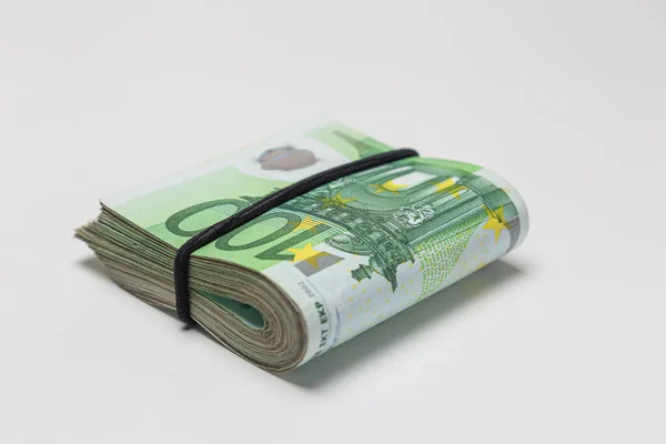 Bundel Van 100 Eurobankbiljetten Geïsoleerd Een Witte Achtergrond Rechtenvrije Stockafbeeldingen