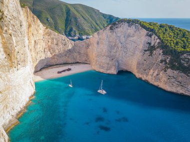 Gemi enkazı Plajı, Navagio, güneşli bir günde Zakynthos Adası, Yunanistan, hava manzarası.