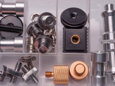 Fotoğraf ve video çekimi için çeşitli ekipman montajı için aksesuarlarla dolu bir kutu. Düz katman.