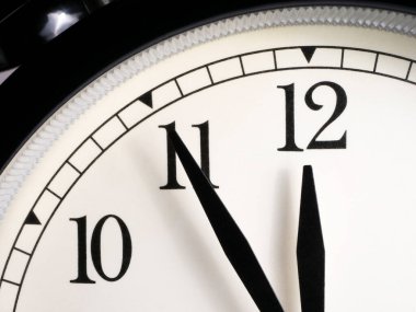 Saatin çevirisi, ki elleri 12 'ye 5 kala olduğunu gösteriyor. Kapat..