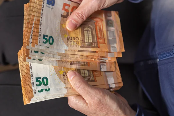  Kadın eli elli avroluk banknotları sayıyor. Yukarıdan bak. Yakın çekim..