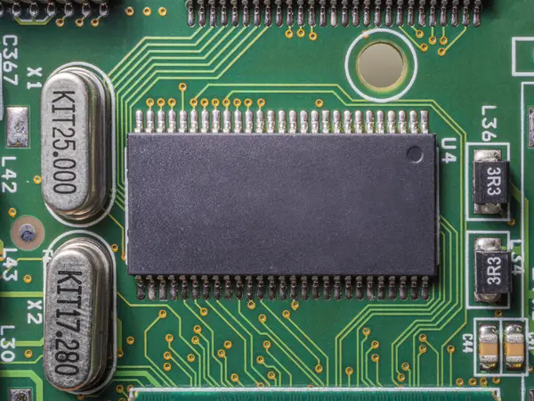 Elektronik parçaları ve mikroçipleri olan yeşil baskılı devre kartı. Seçici odaklanma. Düz tabaka. Kapat..