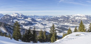 Avusturya 'nın Kssen köyü yakınlarındaki Alplerin dağ tepeleri arasında panoramik bir vadi manzarası