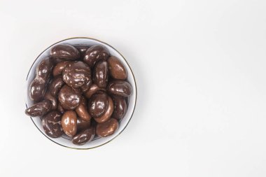 Beyaz arka planda seramik bir kasede çikolata kaplı Hollanda bayramı zencefilli kurabiyeleri.. 