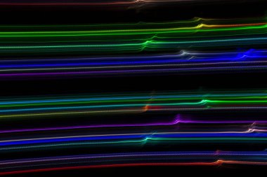 Siyah arkaplanda soyut renkli dalga çizgileri. Uzun pozlu fotoğrafçılık