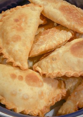 Kızarmış cips ya da tavada sığır eti ve soğanla dolu chebureki. Kapat..