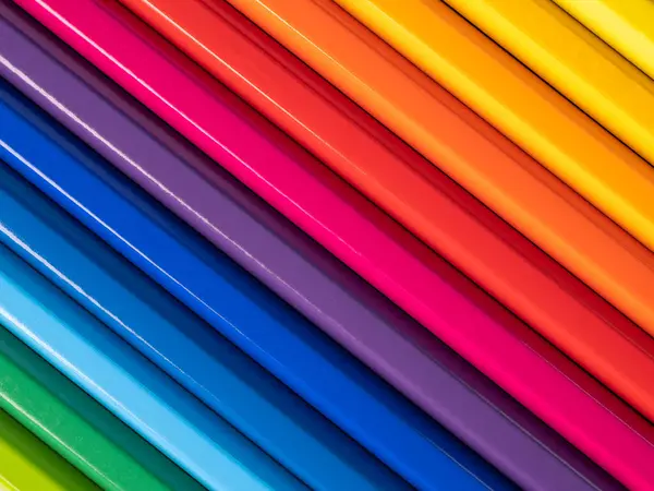 Çapraz satırda renkli kalemlerin düzenlenmesi.