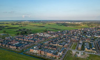 Gün batımında Hollanda, Amersfoort şehrinin havadan panoramik görüntüsü