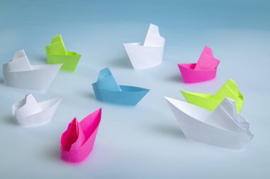 Arka plandaki büyük ev beyaz arka planda, ahşap renkli bloklardan yapılmış küçük evler.