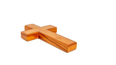 Tahta haç beyaz bir yüzeyde yatar.