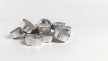 Beyaz arkaplanda izole edilmiş alüminyum çay bardakları ve kopyalama alanı