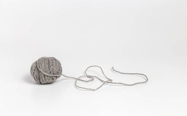 Beyaz arkaplanda gri iplik yumağı