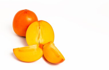 Taze turuncu organik olgun Fuyu Persimmons meyvelerini beyaz arka planda dilimlenmiş olarak kapatın..