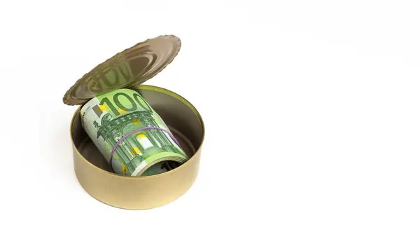 Beyaz arka planda açık bir teneke kutuda 100 avroluk banknotlar..