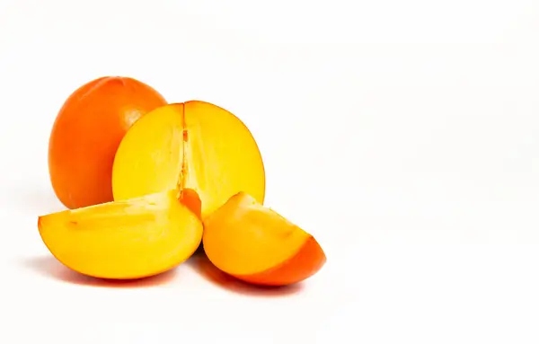 Beyaz arka planda açık bir teneke kutuda 100 Euro 'luk banknotlar yığını.