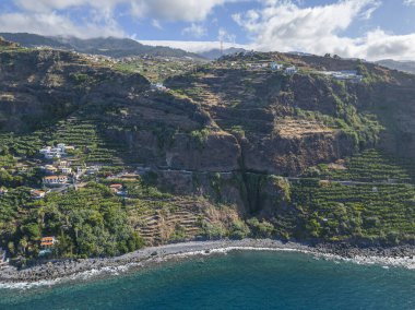 Cascata dos Anjos, Angels Falls, sahil yoluna su dökülüyor. Madeira, Portekiz. Okyanustan hava manzarası