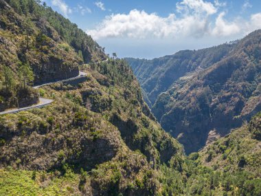 Eira do Serrado Viewpoint Madeira, Portekiz 'deki dolambaçlı dağ yolu manzarası.