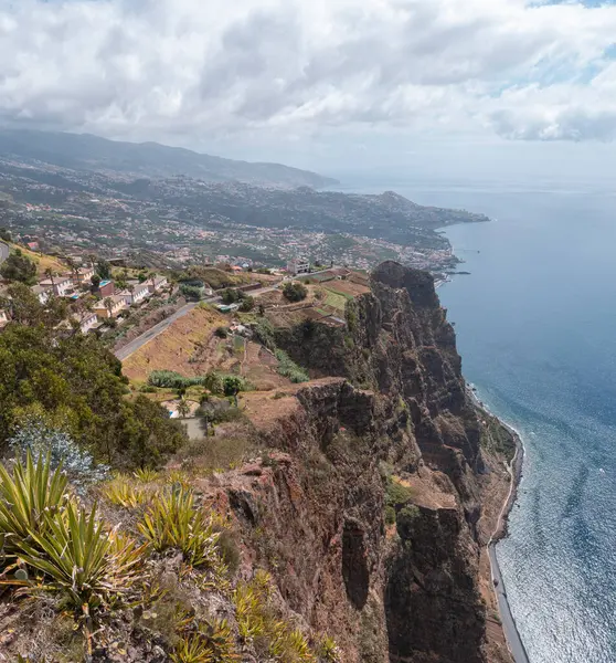 Madeira Adası, Portekiz. Cabo Girao 'nun manzarası, Atlantik Okyanusu