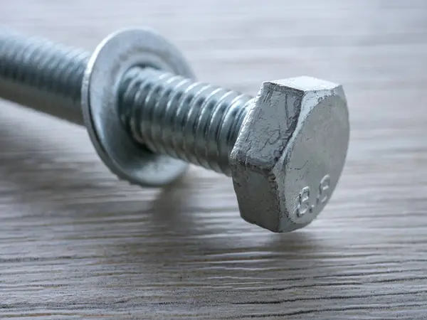 Ahşap yüzey masasında çamaşır makinesiyle sürgülenmiş.