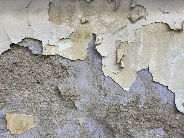 Yıpranmış bir duvardaki boyayı soymak, pürüzlü alçıyı ortaya çıkarmak ve sanatsal bir doku ve çürüme gösterisi yaratmak..