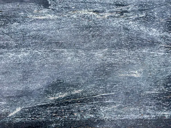 Doğal mineral desenleri ve pürüzlü detaylarıyla desenli mavi-gri taş yüzey.