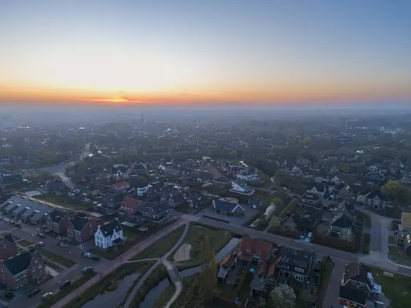 Şafak vakti Nijkerk 'in nefes kesici hava manzarası, büyüleyici evleri, dolambaçlı yolları ve manzarada sallanan huzurlu bir nehri..