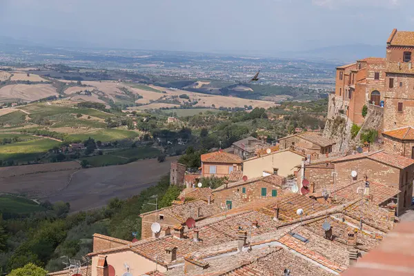Pienza 'dan görülen Toskana tepeleri ve tarlaları dramatik bulutlu bir gökyüzünün altında