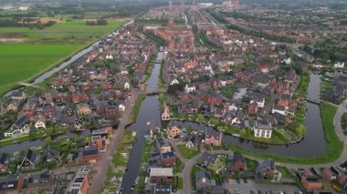 Amersfoort, Hollanda 'daki Vathorst semtinin günbatımında parlayan çatıları ve huzurlu caddeleri var.