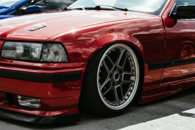 Eşsiz araba tekerlekleri. Benzersiz bir araba tekerleğine yakın..