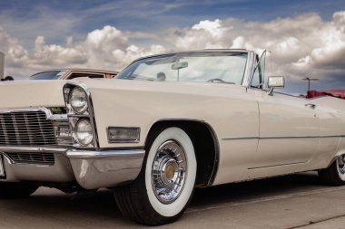 Eşsiz bir tekerleği olan eski, beyaz bir kronometre. Beyaz araba.