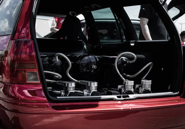車の中で酸素タンク 赤い車だ ユニークな光沢のある車 — ストック写真