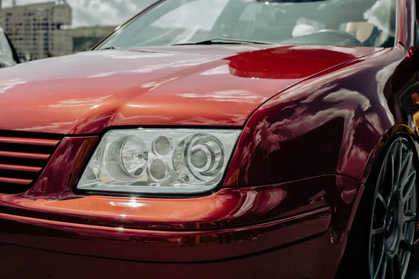 Κοντινό Πλάνο Ενός Προβολέα Βάθος Κόκκινου Αυτοκινήτου — Φωτογραφία Αρχείου