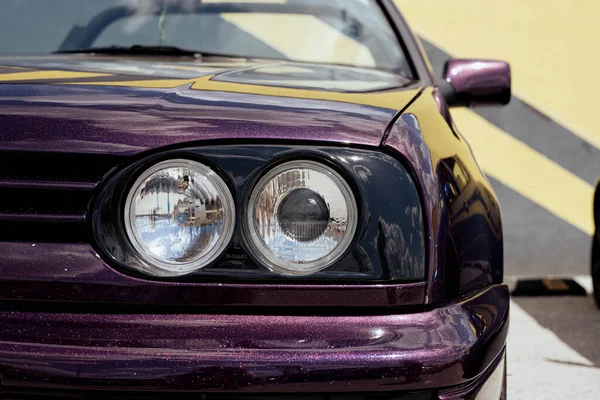 Zamknąć Reflektor Główka Fioletowego Samochodu — Zdjęcie stockowe