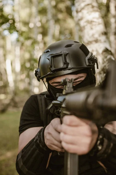 Voják Airsoft Lese Voják Míří Cíl Připraven Střílet — Stock fotografie