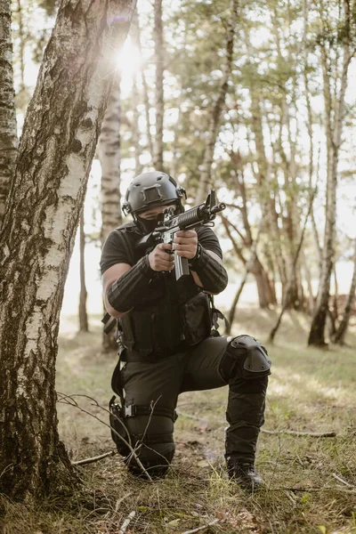 Soldat Airsoft Dans Les Bois Soldat Visant Cible Prêt Tirer — Photo