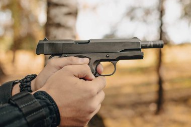 Ormandaki yumuşak asker. Asker hedefe nişan aldı ve ateş etmeye hazır..