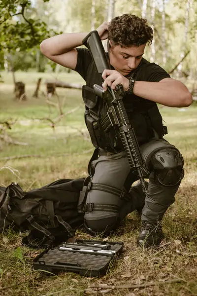 Soldato Molle Nel Bosco Soldato Che Abbatte Sua Attrezzatura Giovanotto — Foto Stock