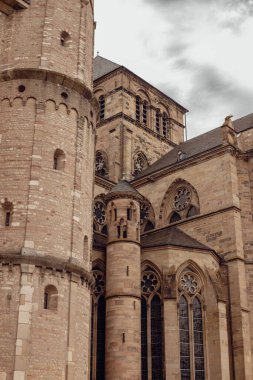 Eski bir şehirde eski ve eşsiz binalar. Güzel, eski binalar.