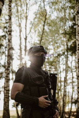 Ormandaki yumuşak asker. Bir şey arayan asker. Genç adam..