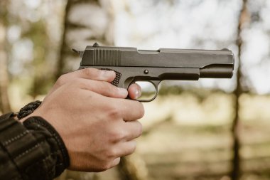 Ormandaki yumuşak asker. Asker hedefe nişan aldı ve ateş etmeye hazır..