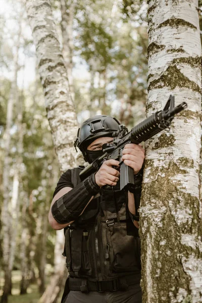 Soldat Airsoft Dans Les Bois Soldat Visant Cible Prêt Tirer — Photo