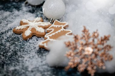 Noel arkaplanı. Noel arkaplanda zencefilli çörek, beyaz kürelerle çevrili..