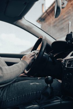 Genç kız arabayı temizliyor. Arabasıyla ilgilenen bir kız..