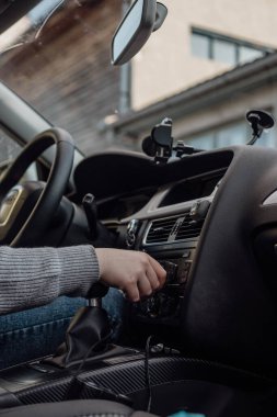 Genç kız arabayı temizliyor. c