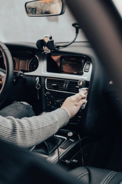 Genç kız arabayı temizliyor. Arabasıyla ilgilenen bir kız..